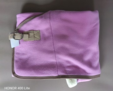 Fleece deken licht roze met toupe 95 boven