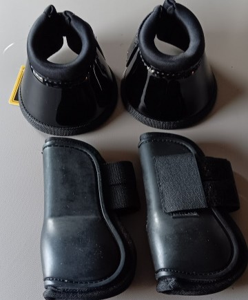 Setje peesbeschermers en springschoen lak zwart mini shetlander