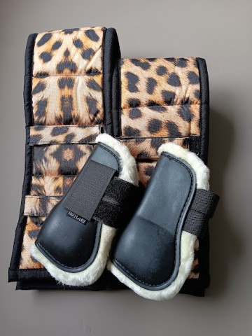 Setje tuigonderlegger panter print peesje zwart bont shetlander