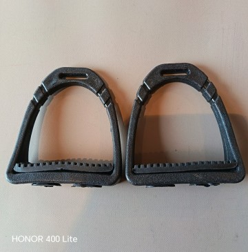 Stijgbuigel kunstof zwart